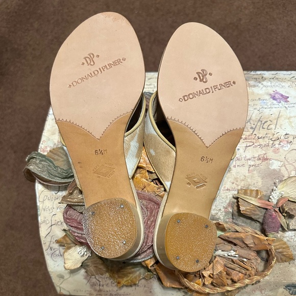 Donald J. Pliner Women\'s Cream and Tan Cowhide Sandals
